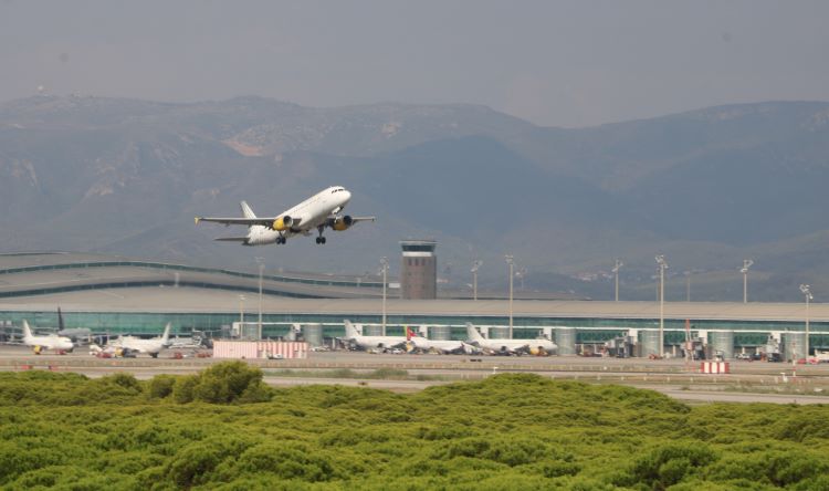 A plane taking off from the Barcelona airport (by Àlex Recolons)